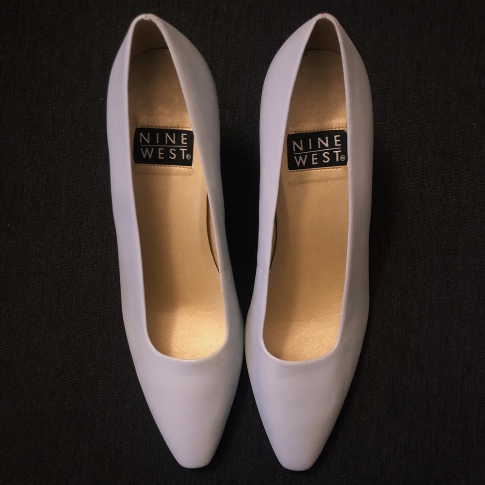 NEW/NEVER WORN VINTAGE NINE WEST POWDER BLUE PUMPS